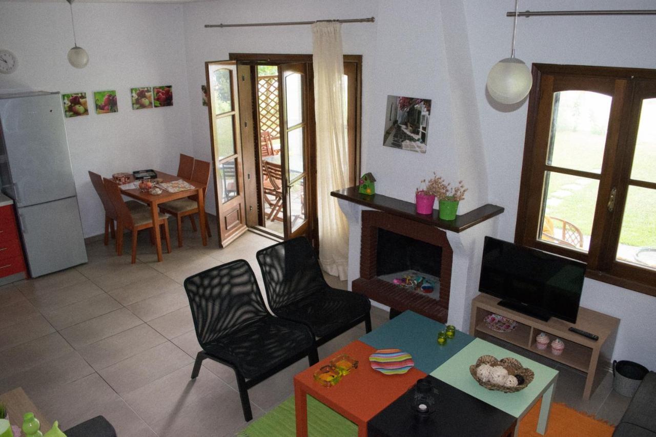 Mikiverna Houses By Miltiadis Kalyves Polygyrou Room photo
